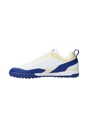 Lage witte en beige sneaker met blauwe accenten, blauwe zool met profiel, witte veters en een blauwe treklip bij de hiel.