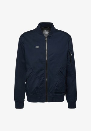 Granatowa kurtka bomberka z przednim zamkiem błyskawicznym, dwoma skośnymi kieszeniami z klapą, kieszenią na rękawie na zamek, prążkowanym kołnierzem i mankietami oraz metką s.Oliver na piersi.