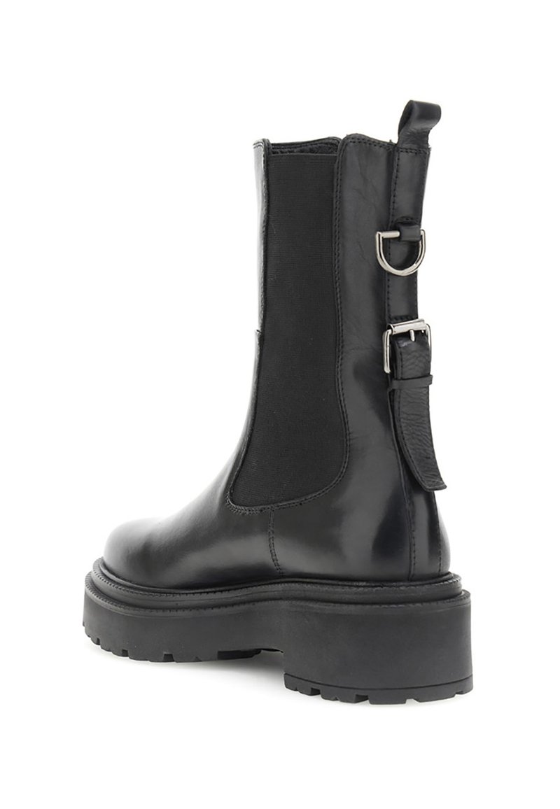 Stivale Chelsea in pelle nera con tacco, pannello elastico laterale, dettaglio in metallo argentato con fibbia e anello sul retro, e suola spessa a tasselli.