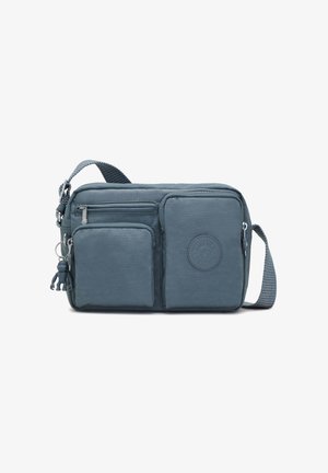 Sac bandoulière bleu avec sangle ajustable, trois poches zippées et un petit porte-clés singe attaché sur le côté.