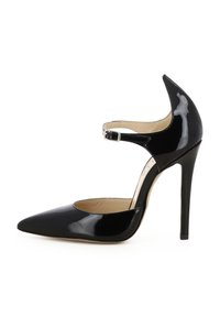 Scarpa nera in vernice con tacco alto, punta affilata e cinturino alla caviglia, caratterizzata da un tacco a stiletto sottile e una texture liscia e lucida.