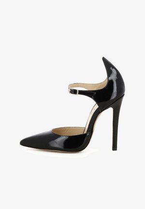 Scarpa nera in vernice con tacco alto, punta affilata e cinturino alla caviglia, caratterizzata da un tacco a stiletto sottile e una texture liscia e lucida.