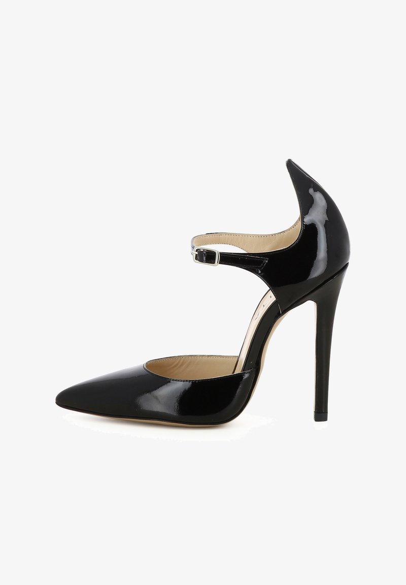 Scarpa nera in vernice con tacco alto, punta affilata e cinturino alla caviglia, caratterizzata da un tacco a stiletto sottile e una texture liscia e lucida.