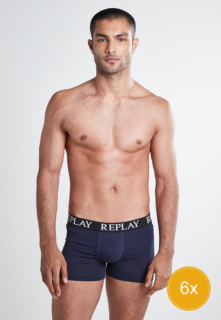Dunkelblaue Boxershorts mit einem schwarzen Bund, der das weiße "REPLAY"-Logo trägt, aus glattem Stoff, enganliegender Schnitt und ohne sichtbare Muster oder Akzente.