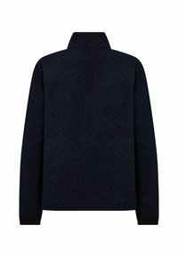 Laivastus sininen fleece-pullove, jossa on korkea kaulus, pitkät hihat ja teksturoidut pinnat. Ominaisuuksiin kuuluu rento istuvuus ja ei näkyviä kiinnityksiä.