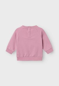 Sudadera de algodón rosa con un cuello redondo, mangas raglán y un cierre de botón en la parte posterior. Presenta puños acanalados y un dobladillo fruncido.