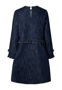 Temno modra denim obleka z dolgimi rokavi, naborki ob pasu in manšetah ter z gumbi v obliki ključavnice na hrbtnem izrezu ovratnika.