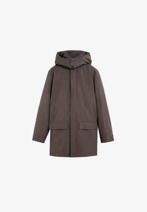 Parka à capuche marron foncé avec des boutons-pression à l'avant, fermeture éclair cachée, deux poches latérales et deux poches à rabat à la taille.