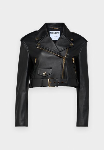 Giubbotto biker cropped in pelle nera con colletto a punte, zip dorate, tasche laterali e vita con cintura dotata di hardware regolabile.