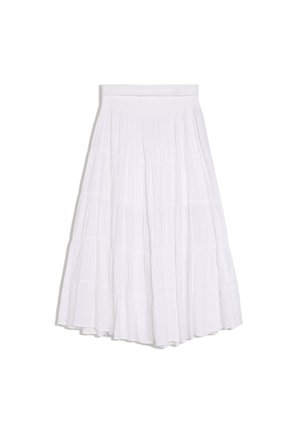 Jupe midi plissée blanche taille haute avec une large ceinture et un tissu fluide, présentée sur un fond uni.