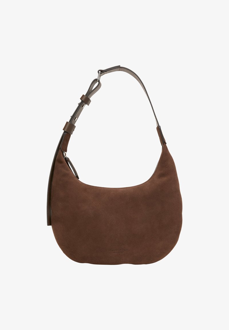 Sac à épaule en cuir suédé marron, de forme courbée, avec une bandoulière en cuir réglable et des accessoires en métal. Texture lisse avec un détail de marque subtil.
