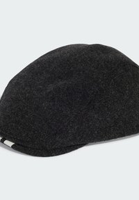 Černá vlněná čepice s kulatým tvarem, hladkou texturou a jemným leskem. Má tenký bílý pruh a elegantní design.