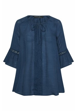 Donkerblauwe damesblouse met 3/4-klokmouwen, kanten rand langs de mouwen en voorkant, en een ronde hals met een strik.
