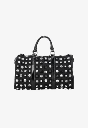 Geantă duffel din piele lacuită neagră cu două mânere, acoperită cu decorațiuni alterne de nituri rotunde transparente și pătrate negre.
