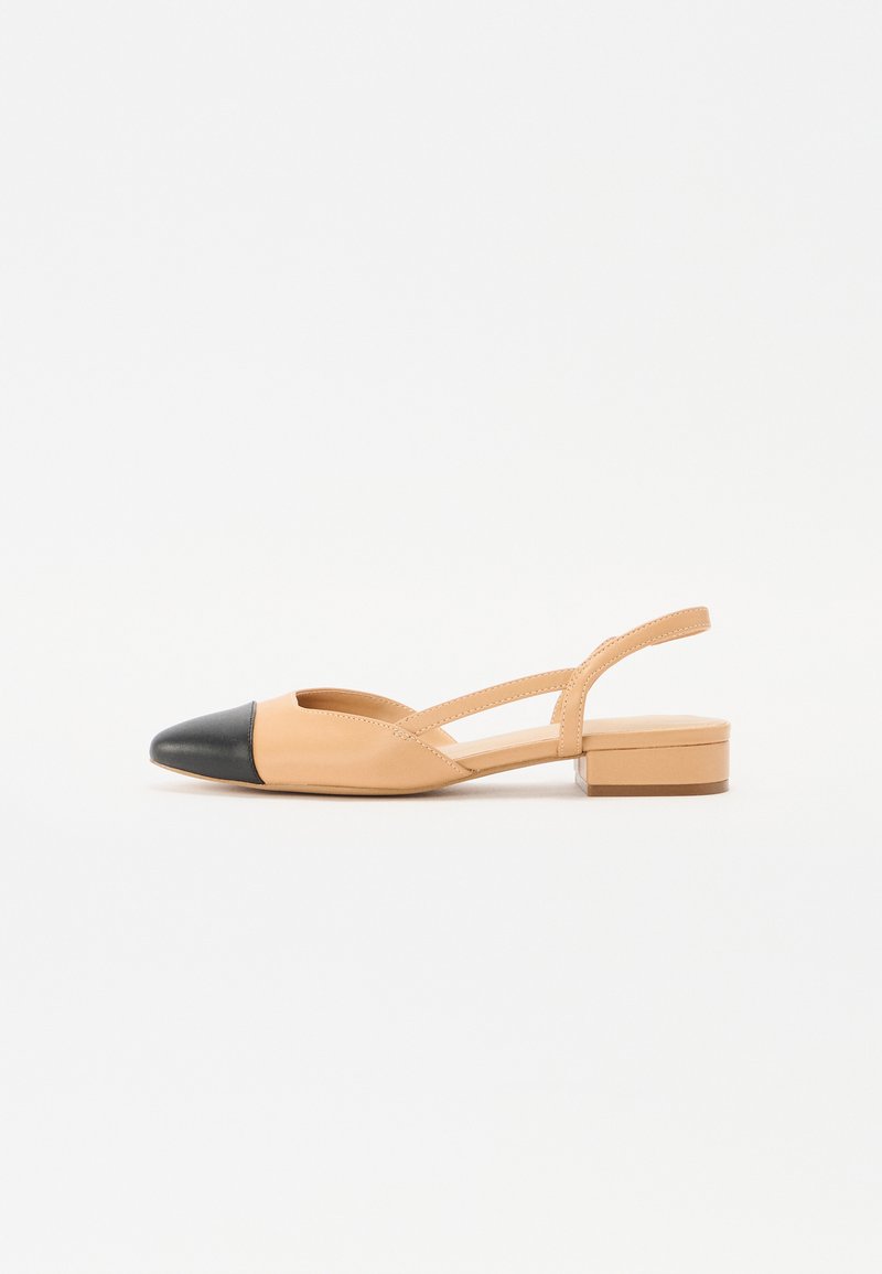 Beež nahk slingback korterid musta terava toe, väikese plokknäpu ja külgedel ristselgadega. Sile tekstuur.