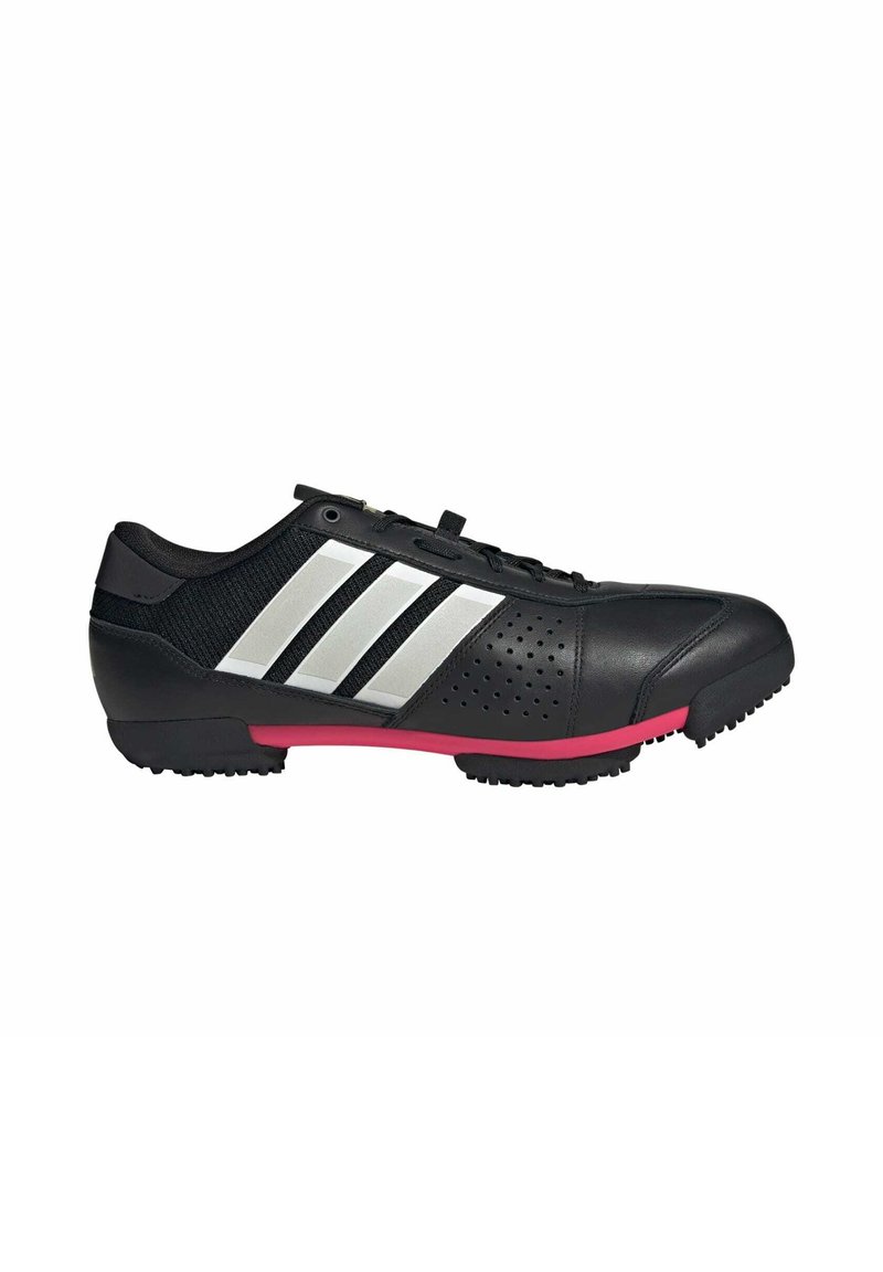 Schwarzer, flacher Sportschuh mit drei silbernen Streifen, Perforationen in der Nähe der Zehen und einem pinken Akzent an der Sohle.