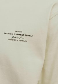 Jack & Jones PREMIUM JPRBLACHAD BRANDING CREW NECK TEE - T-shirt con stampa - summer sand