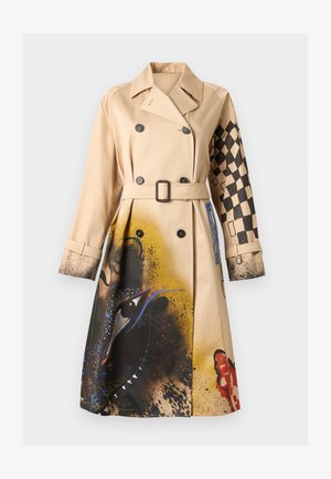 Trench-coat beige avec boutons croisés, ceinture, motif à damier noir et blanc sur les manches, et designs abstraits colorés de style graffiti.