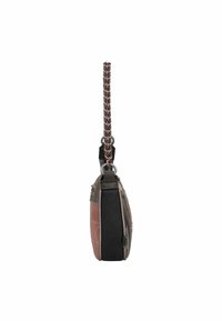Bolso cruzado con una correa trenzada, que presenta una mezcla de materiales en marrón y negro, incluyendo superficies lisas y texturizadas, así como patrones sutiles.