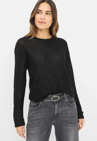 Schwarzer Strickpullover mit lockerer Passform, Rundhalsausschnitt, langen Ärmeln und dezentem Glanz durch eingearbeitete Pailletten.