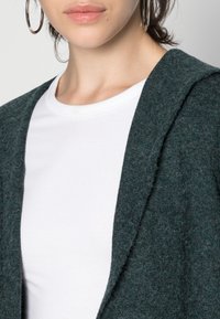 Vero Moda VMDOFFY OPEN HOOD CARDIGAN  - Casaco de malha - sea mossdetail/black melange