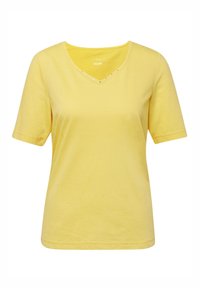 Geel katoenen T-shirt met korte mouwen, V-hals en decoratieve zilveren studs langs de halslijn. Gladde textuur en casual pasvorm.