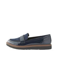 Loafer kulit paten biru navy dengan finishing halus, dilengkapi strap kain bercorak dan perforasi dekoratif; sol karet.