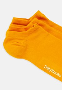 Calzini alla caviglia in cotone giallo con texture a righe, che mostrano un logo bianco con la scritta "DillySocks". Tre paia impilati insieme.