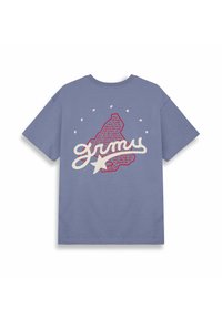 Paars katoenen t-shirt met een groot wit scriptlogo en rode handgeschreven tekst over een sterrenomlijnd kaartontwerp op de achterkant.