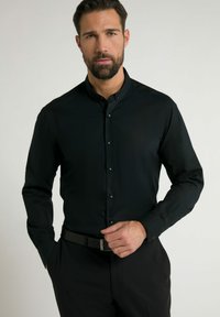 Schwarzes Langarmhemd aus glattem Stoff, mit einem Button-Down-Kragen und Frontknöpfen, in einem eleganten Design präsentiert.