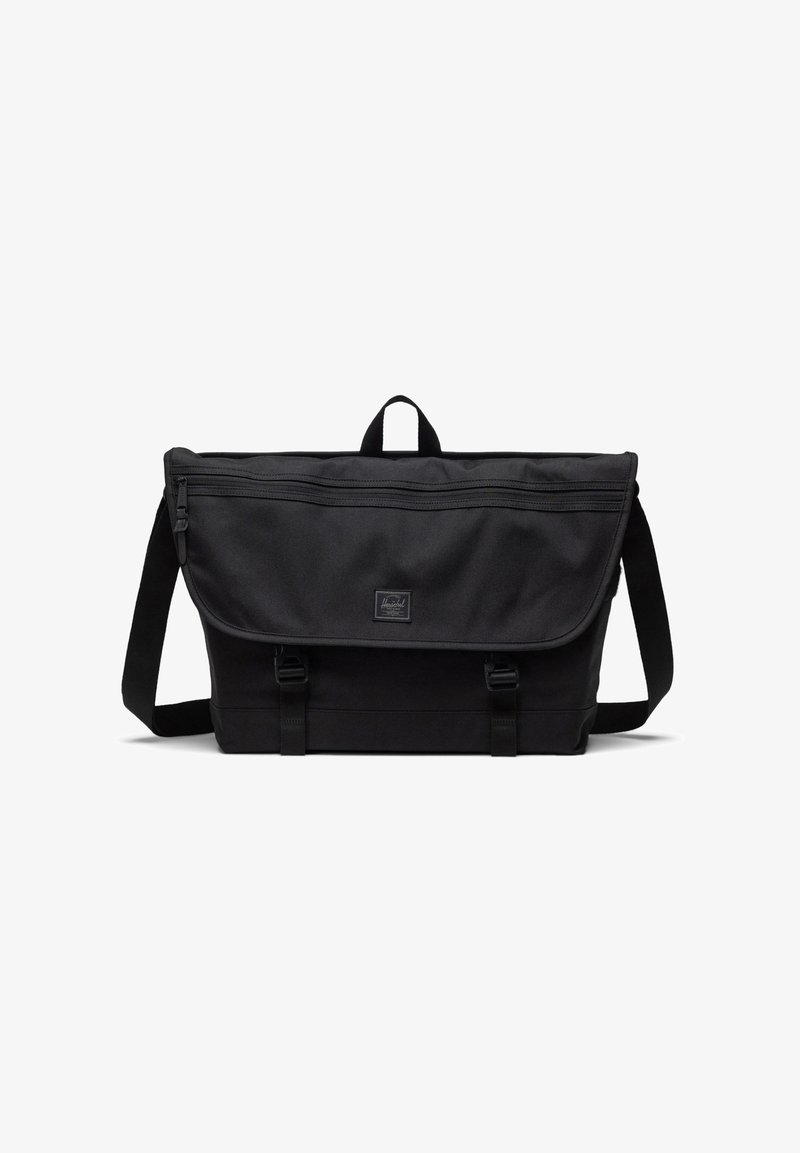 Borsa a tracolla nera con chiusura a patta, tasca frontale con zip, tracolla regolabile e due cinturini di fissaggio. Materiale in tessuto texturizzato.