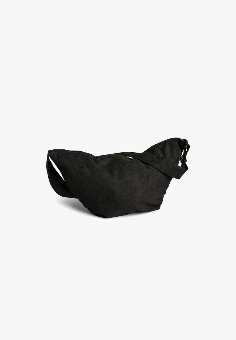 Borsa in suede nera con una forma triangolare unica, tracolla regolabile e una superficie morbida e testurizzata, con un design minimalista privo di hardware.