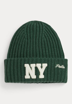 Gorro de punto acanalado verde con un dobladillo, que presenta "NY" en letras blancas y "Polo" bordado en blanco en el lateral.