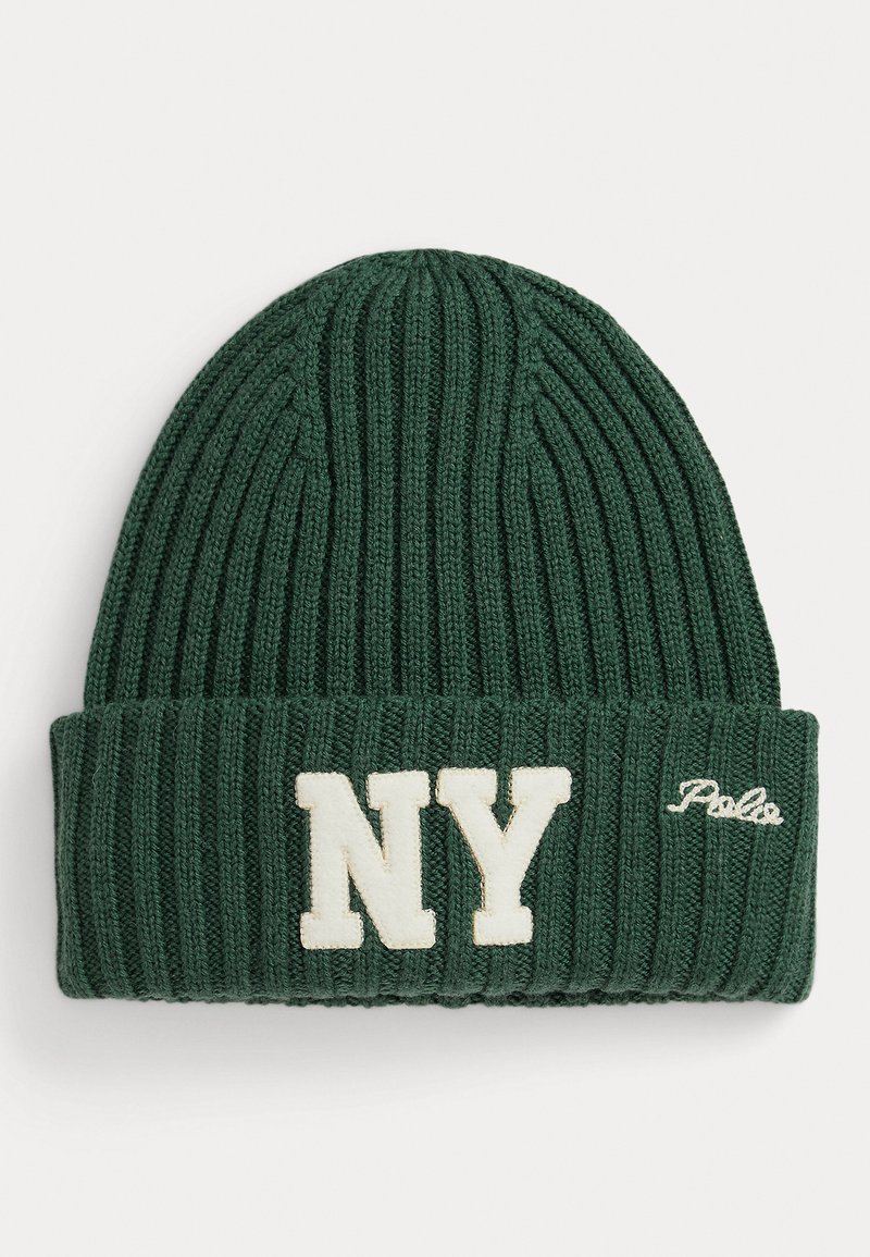 Grüne gerippte Strickmütze mit umgeschlagenem Saum, auf der "NY" in weißen Buchstaben und "Polo" in Weiß auf der Seite gestickt ist.