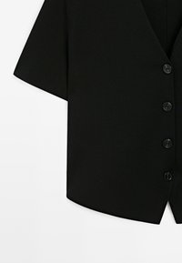 Cardigan noir en maille à manches courtes, avec quatre boutons sur le devant et une texture côtelée subtile.