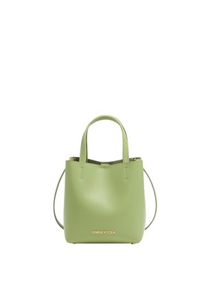 Bolso tote de cuero verde con una textura suave, dos asas cortas, una correa larga y un logo dorado de la marca en la parte frontal. Diseño minimalista.