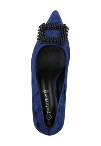 Mörkblå pumps med spetsig tå, gjorda av mjukt tyg med strukturerad yta, med en svart strassspänne på ovansidan.