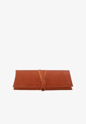 Brūna ādas uzglabāšanas somiņa ar šuvju detaļām un sasiešanas aizdari, ar gludu tekstūru un taisnstūra formu.