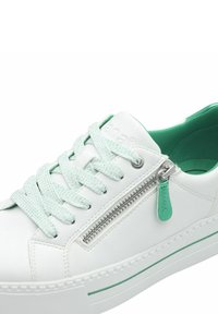 Sneaker bianco con accenti verde menta, lacci testurizzati, cerniera laterale e suola a contrasto. Realizzato in materiale sintetico con una finitura liscia.