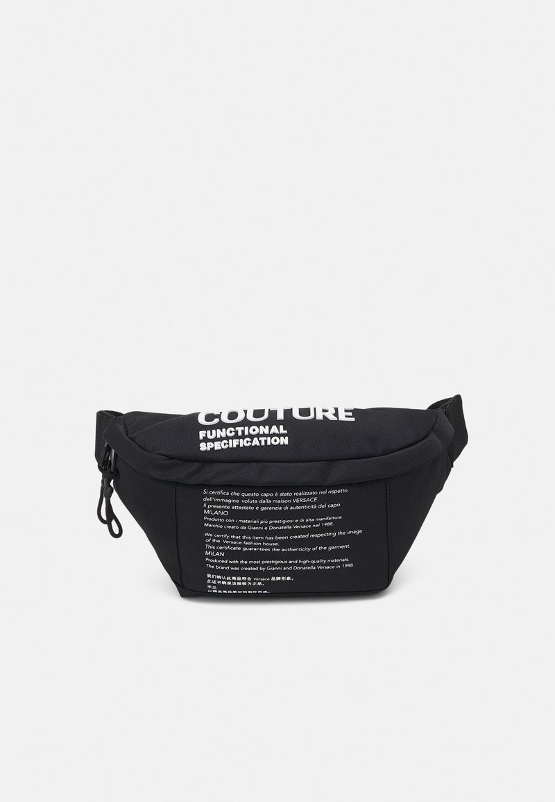 Sac banane noir avec texte blanc indiquant ""Couture Functional Specification"" et un bloc de texte multilingue plus petit sur le devant.