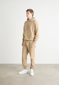 HUGO NAPIN - Tréningruha alsók - medium beige