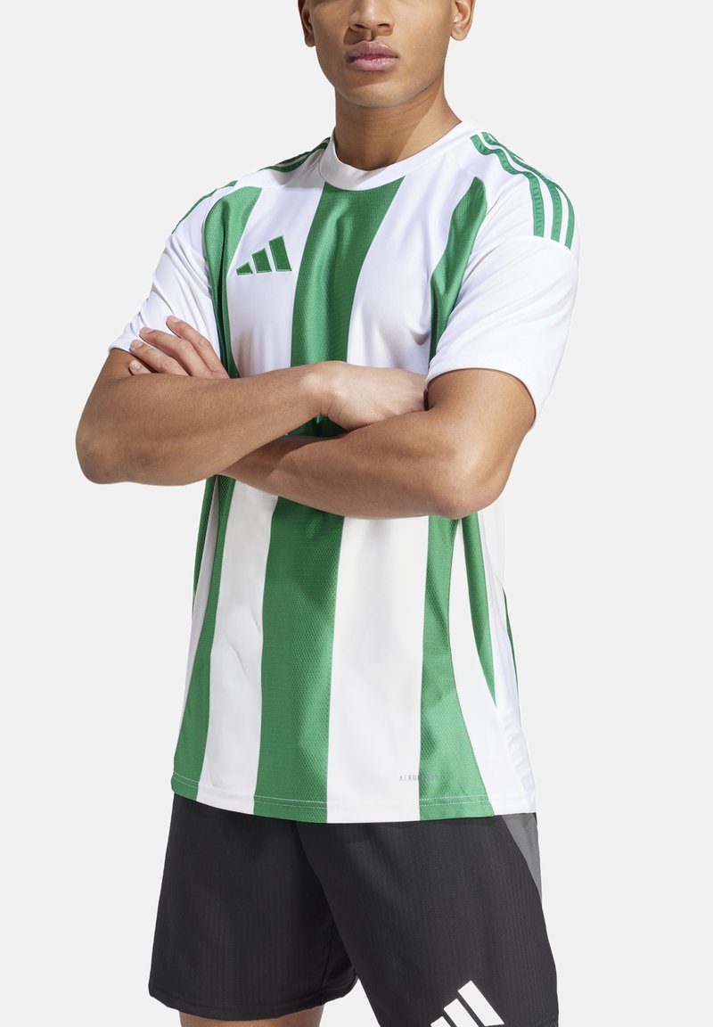 Weißes Sportshirt mit grünen vertikalen Streifen, Rundhalsausschnitt und strukturiertem Stoff. Verfügt über drei Streifen auf jeder Schulter und einem Logo-Akzent.