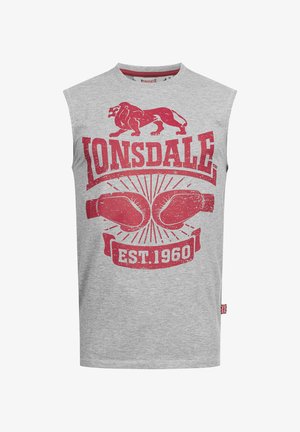 Sivi majica bez rukava s crvenim lavom iznad teksta "Lonsdale", dva boksačka rukavica i natpisom "EST. 1960" ispod.