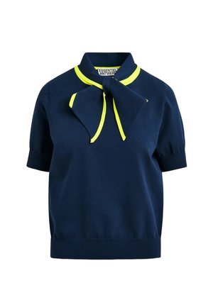 Top blu navy a maniche corte con orlo e polsini a coste, caratterizzato da una sciarpa annodata al collo con rifinitura giallo brillante.