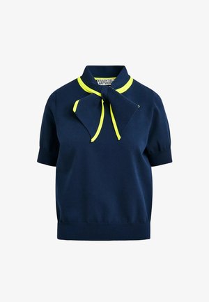 Top blu navy a maniche corte con orlo e polsini a coste, caratterizzato da una sciarpa annodata al collo con rifinitura giallo brillante.