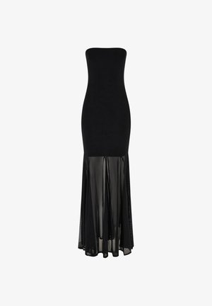 Zwarte strapless avondjurk met aangesloten lijfje en doorschijnende, vloeiende rok vanaf halverwege de dij tot aan de vloer.