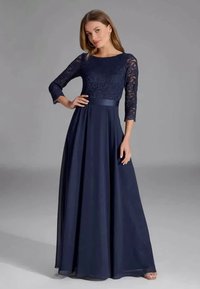 Langes navyblaues Kleid mit Spitzentop und 3/4-Ärmeln, das einen glatten Rock und einen Stoffgürtel in der Taille hat. Elegantes und fließendes Design.
