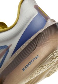 Nike Performance ZOOM FLY 6 PRM - Chaussures de running sur route - light bone cave stone blue void burgundy crush