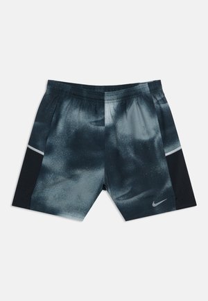 Herre atletikshorts i mørkegrå med sorte sidepaneler og et lille reflekterende Nike-logo på venstre ben.