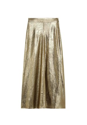 Falda midi dorada metálica con textura arrugada, cintura recta y leve vuelo sobre un fondo blanco.